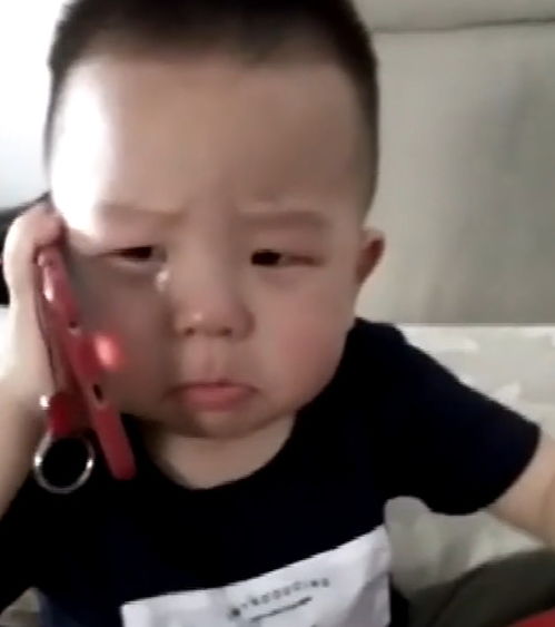  小宝宝做错事被妈妈批评,立刻打电话给奶奶告状,小表情好委屈