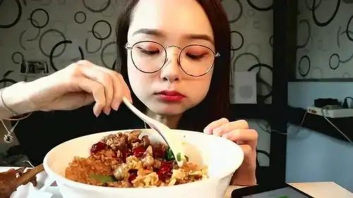 美食来啦,大口大口的吃,表情太真实 美食来啦,大口大口的吃,表情太真实