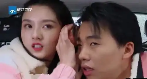 郑恺郭麒麟同桌喝酒时,宋祖儿一脸娇羞的初恋表情,清纯又可爱 郑恺郭麒麟同桌喝酒时,宋祖儿一脸娇羞的初恋表情,清纯又可爱