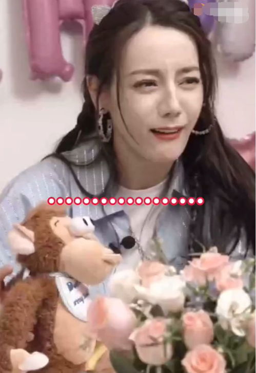  迪丽热巴直播庆生,肤白貌美状态佳,网友不小了该嫁人了