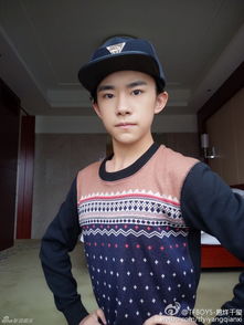  严肃boytfboys易烊千玺9连拍穿秋衣仍高冷