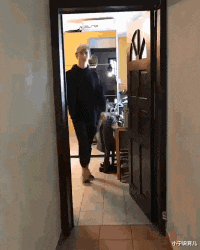  邻居阿姨把衣服都晾在了我窗户上,我现在该怎么办呢