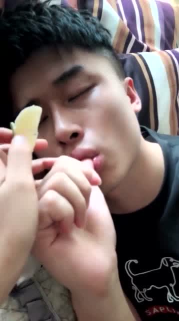  最近这位大哥火了,吃了一口柠檬,这表情绝了