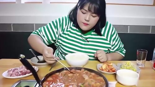  胖姐在家里吃美食,她吃东西的表情很陶醉