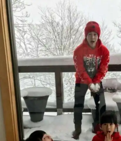 陆毅晒出贝儿近照,看完天气预报后,把女儿当表情包用了 陆毅晒出贝儿近照,看完天气预报后,把女儿当表情包用了