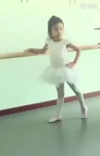 刘烨晒女儿表演照表情总是很冷淡,甜馨动作最标准 刘烨晒女儿表演照表情总是很冷淡,甜馨动作最标准