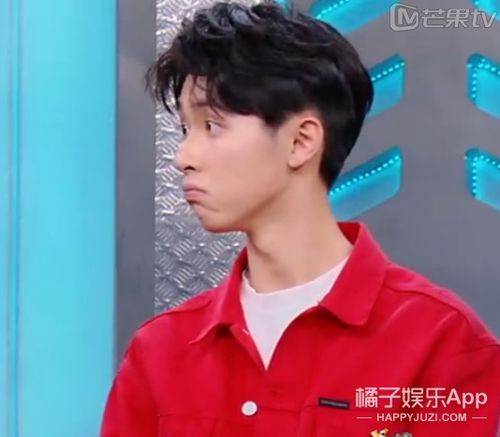  何猷君说不听tfboys的歌,主持人的表情真是亮了哈哈哈