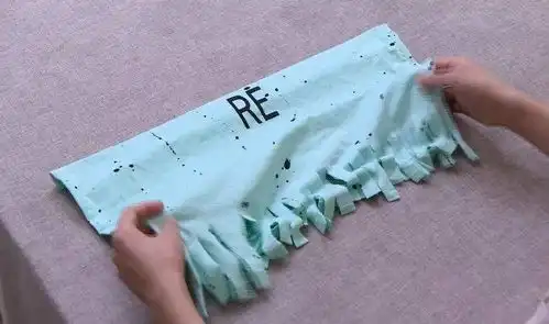 t恤旧了别着急扔,简单改造就能做成背包太实用了 t恤旧了别着急扔,简单改造就能做成背包太实用了