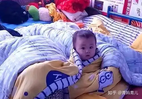  宝妈哄娃睡觉自己睡着了,孩子躲被窝里看电视,脸上表情太萌了