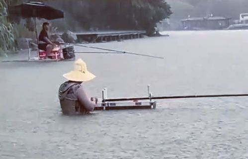  钓鱼也有瘾江苏男子冒着暴雨在湖边垂钓,水淹到脖子仍纹丝不动