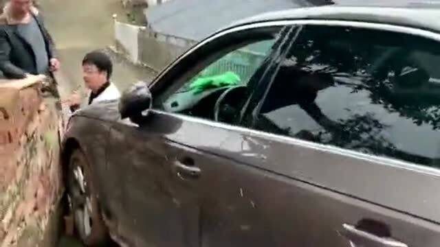  村里路太窄拐弯都不会拐,车头直接撞在墙上,几位大哥心态倒是很好