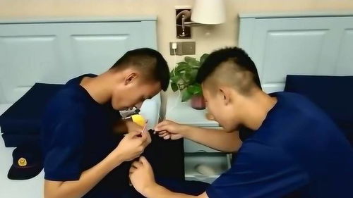  铁汉也有柔情一面,亲自动手为女朋友缝制包包,一波狗粮撒的猝不及防