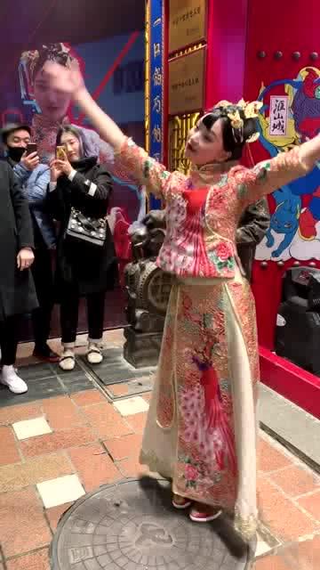  网红火锅小姐姐,跳魔性舞蹈卡路里,她的表情亮了