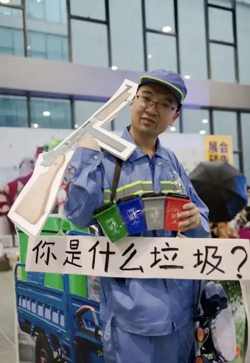 这位大叔把表情包演活了,还被保安盯上了,每次给网友带来欢乐 这位大叔把表情包演活了,还被保安盯上了,每次给网友带来欢乐