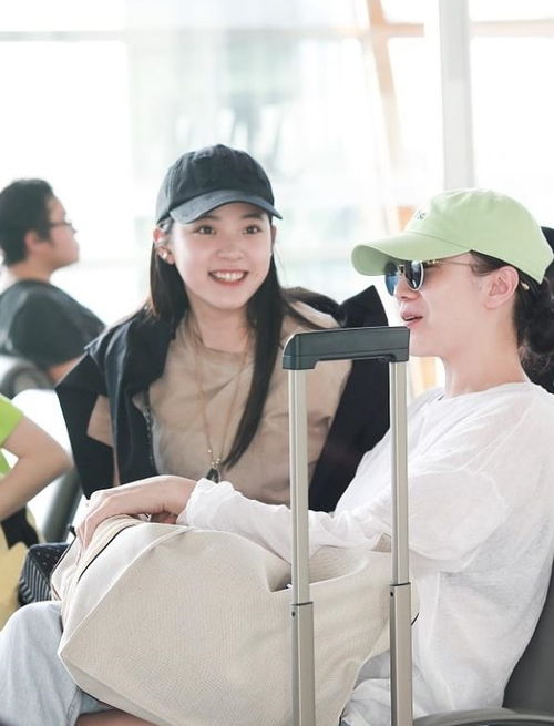  欧阳娜娜偶遇小宋佳变小迷妹,高兴得手舞足蹈表情超夸张