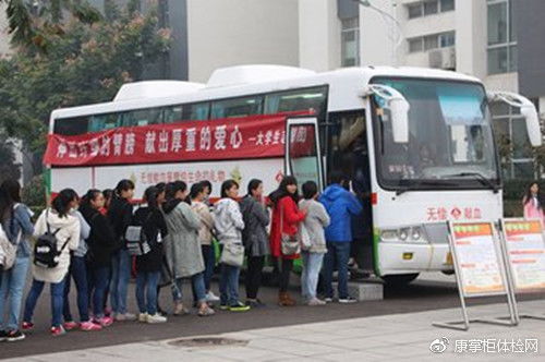  警察献血疼成表情包献血的好处可不是你想的那么简单