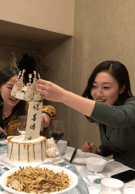  开心一笑玩具摊前,老爸问道你不是喜欢金箍棒吗,买一根吧