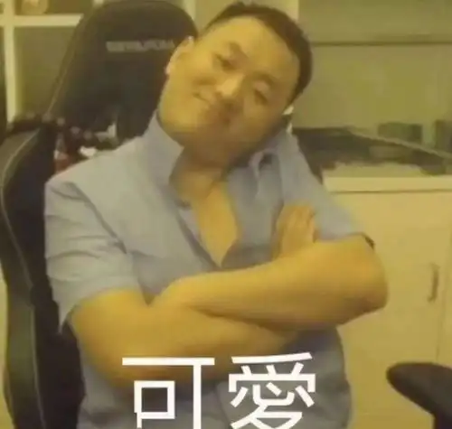  网红药水哥官宣恋情晒出一组合照秀恩爱,两人户外搂抱比心
