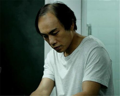  黄晓明新片曝光路透,秃顶造型太秃然,有张东升内味了