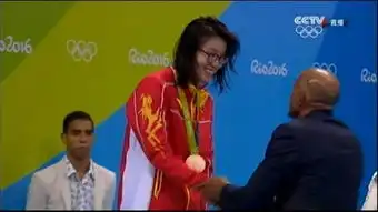  组图傅园慧最新表情包领奖比yeah动如脱兔