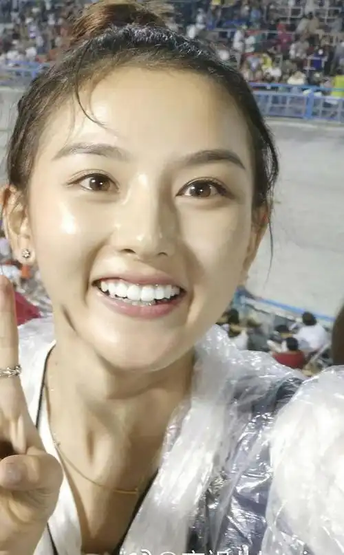 我的天哪朋友圈的宋祖儿照片怎么变这样了正主看了要打人吧 我的天哪朋友圈的宋祖儿照片怎么变这样了正主看了要打人吧