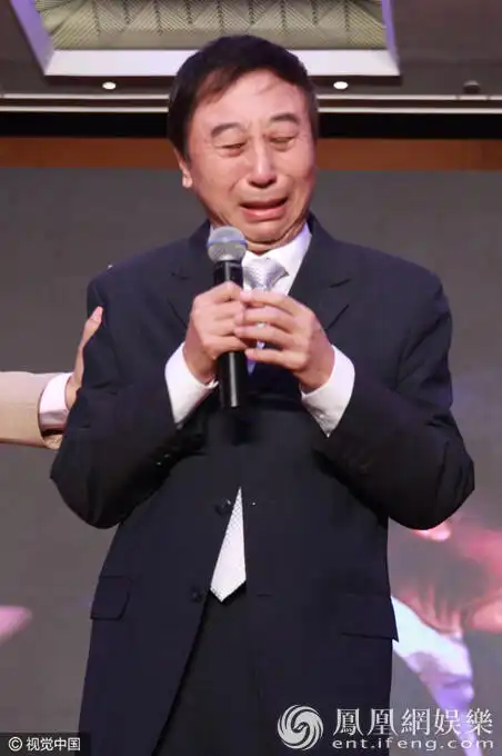 冯巩现身发布会变表情包翁虹优雅亮相台下与人热聊 冯巩现身发布会变表情包翁虹优雅亮相台下与人热聊