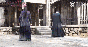 自己差点把自己绊倒,赵又廷原来是表情包版的夜华 自己差点把自己绊倒,赵又廷原来是表情包版的夜华